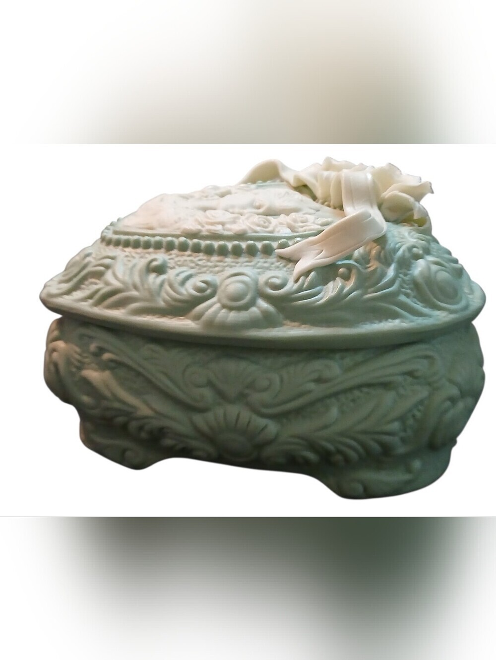 Vintage Ceramic & Faux Ivory Roses & Ladies Bust Jewelry Box Shaped Like A Heart - Picture 5 of 15